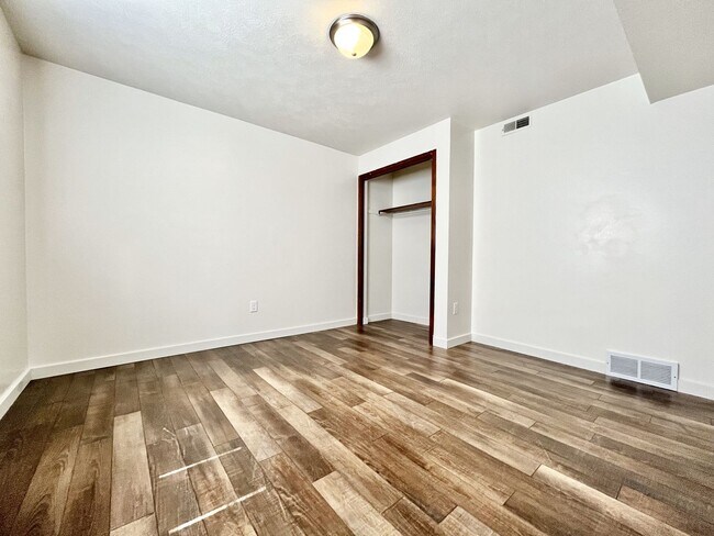 Building Photo - Four Bedroom Duplex in Kentwood