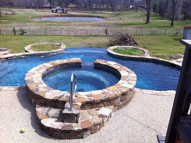 Building Photo - 3/2/2 Fenced yard, gunite pool and spa