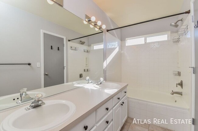 Building Photo - 3055 Ellesmere Dr