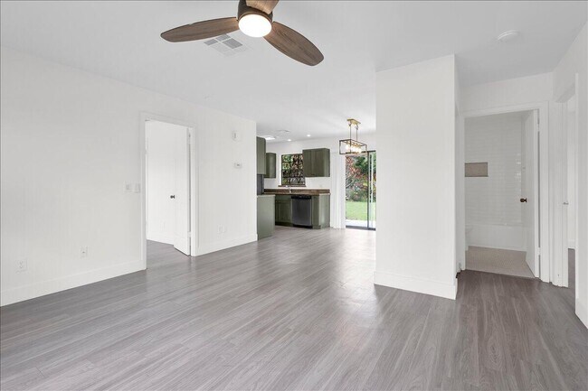 Building Photo - 841 NW Riverside Dr