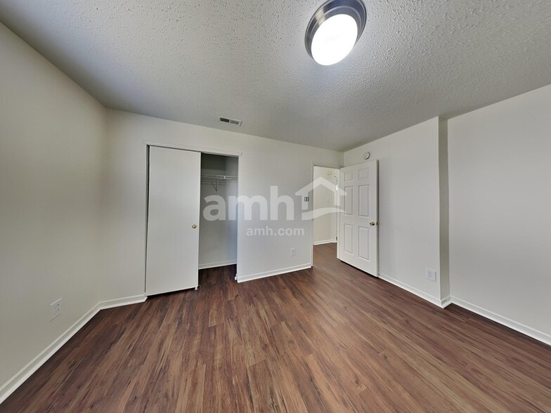 Building Photo - 5624 Grassy Bank Dr