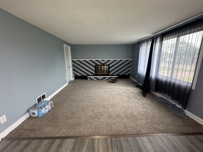 Building Photo - Spacious 4-Bed, 3-Bath Gem on Regent Ave - Your Dream Home Awaits in Brooklyn Park