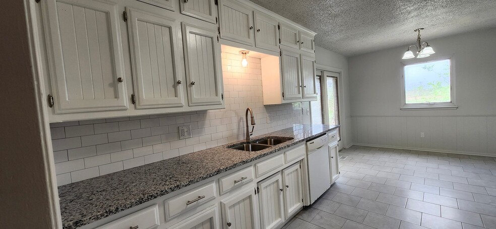 Building Photo - 3517 N Glenoaks Dr