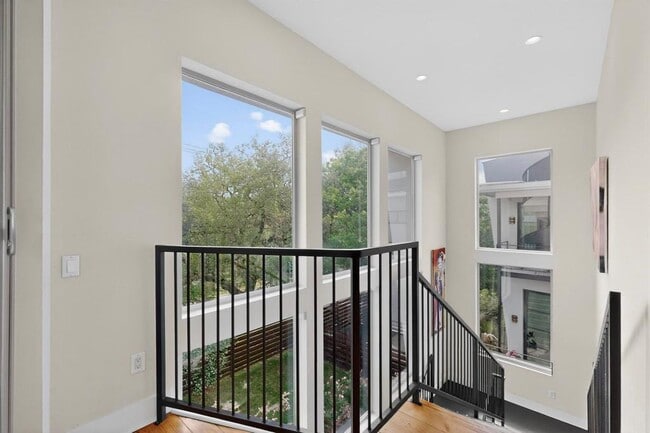 Building Photo - 807 W Gibson St