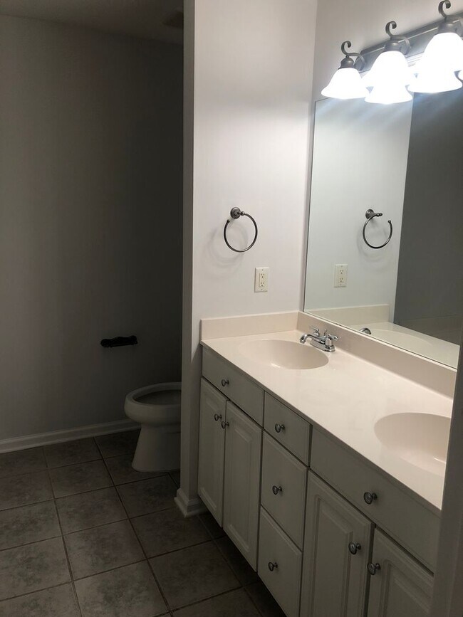 Building Photo - Greenville, 3BD/2.5 plus bonus, 1839SF