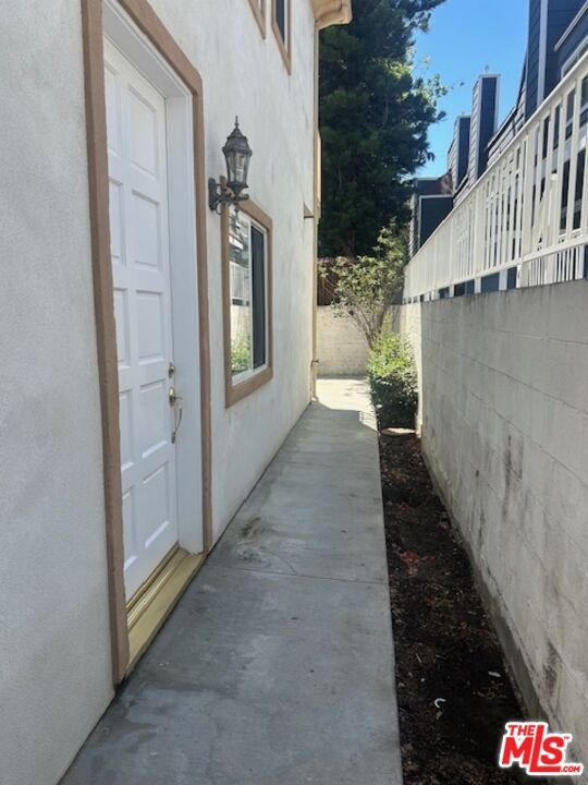 Building Photo - 14043 Milbank St