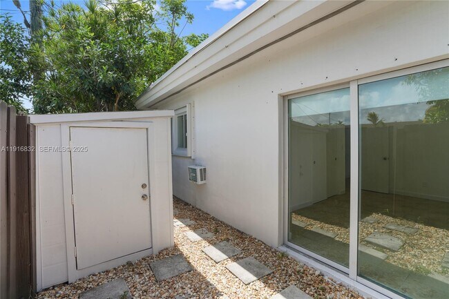 Building Photo - 932 Moffett St