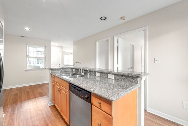 Building Photo - Cozy 1 Bedroom Condo Located In Dilworth &...