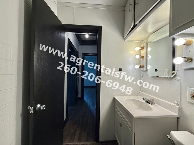 Building Photo - 2 bedroom house