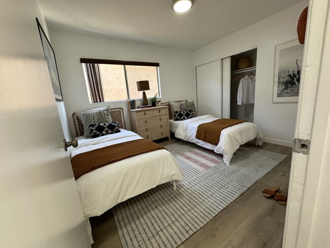 Unfurnished Shareable Rooms - 1286 W Adams Blvd