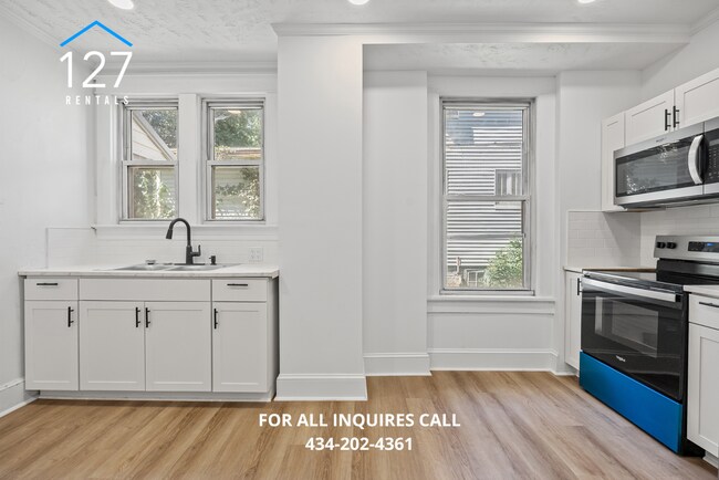 Building Photo - Updated 2 BR/1.5 Duplex with large back yard