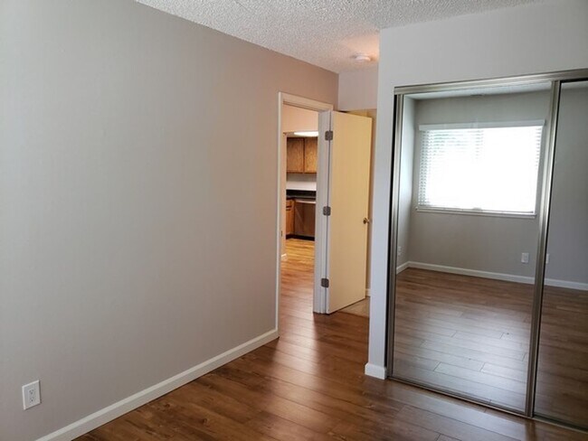 Building Photo - Updated Two Bedroom 2nd Floor Apartment