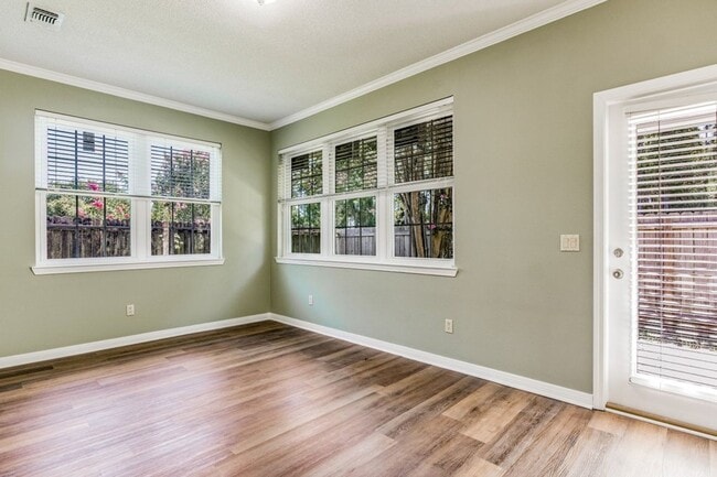 Building Photo - Great Home in the Tiger Point community of Champions Green!