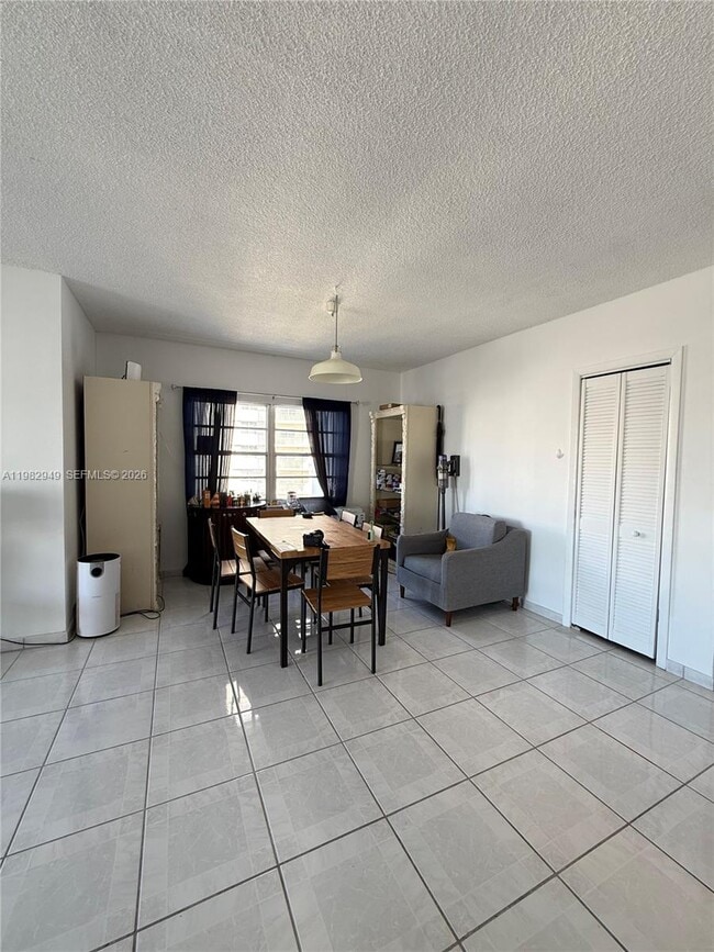 Building Photo - 500 Bayview Dr