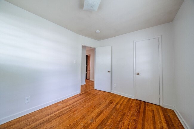 Building Photo - 3-bedroom, 1-bath home with a fenced-in yard, located on Guerrant Street in Greensboro
