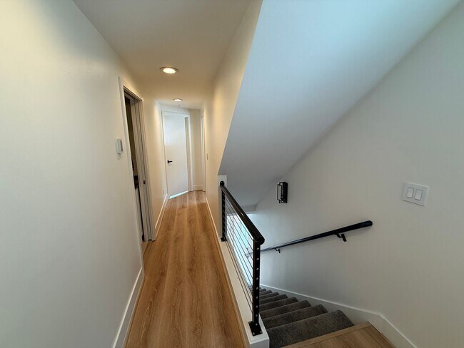 Building Photo - Modern Townhome Just One Block from Green ...