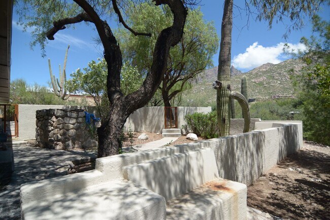 Building Photo - Well Maintained 3 Bedroom 2 Bath Home! Located in a Desirable North Tucson Location! Short Term R...