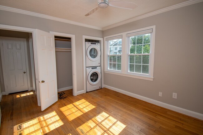 Building Photo - 1806 W Abingdon Dr