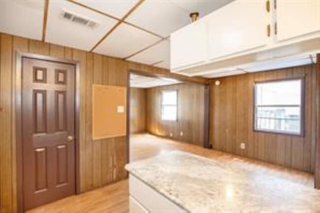 Building Photo - 1805 Oriole Dr