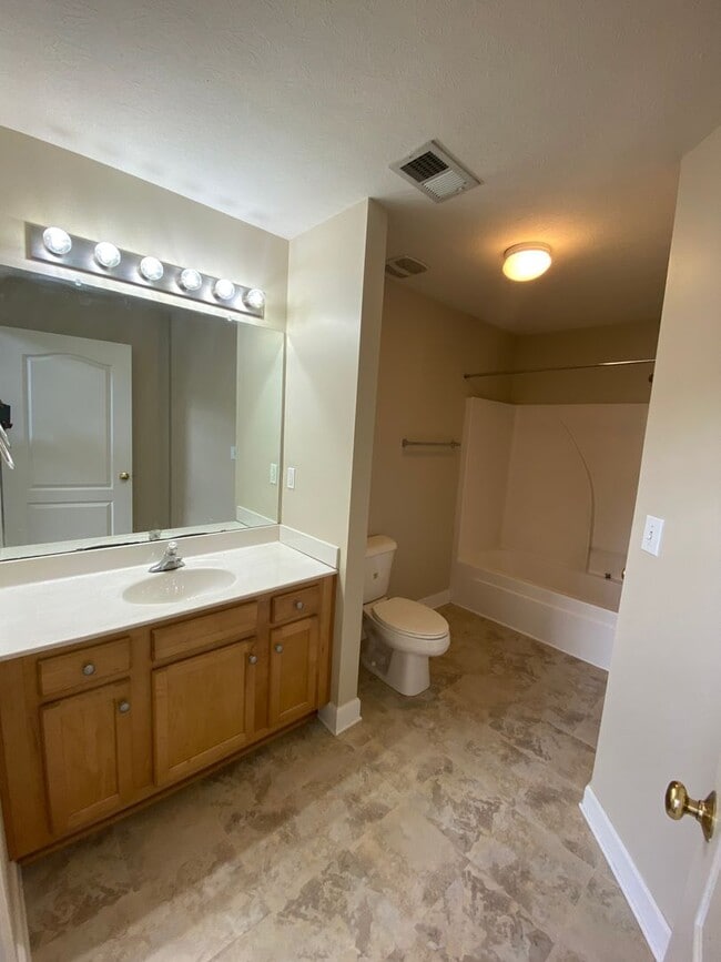 Building Photo - 2 bedroom/ 2 bath Woods of St Andrews condo available for rent in 40214 -  $1,200/month