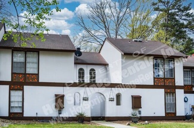 Building Photo - Two-Level Townhome in DeSoto Courts