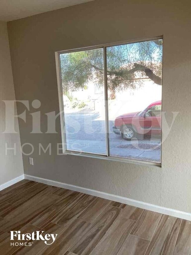 Building Photo - 805 N Posthole Ln