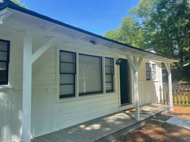 Building Photo - Charming Cottage on the Eastside Available Now