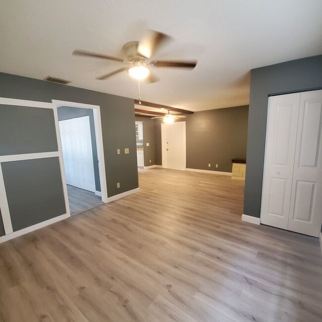 Building Photo - Duplex with 2bedrooms & another room that ...
