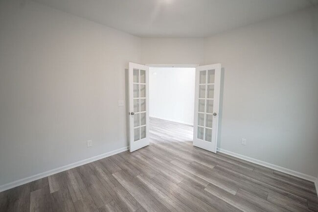 Building Photo - 225 Lillian St