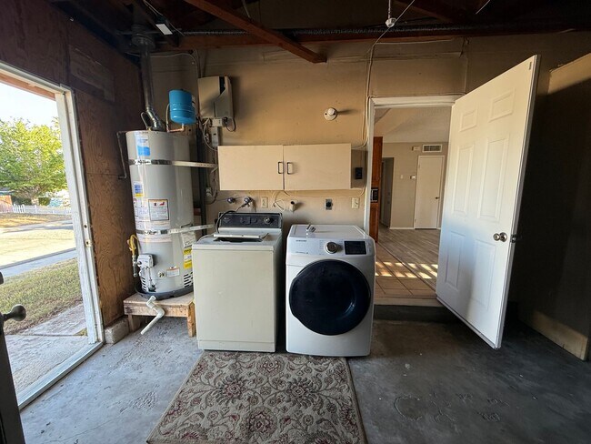 Building Photo - Victorville Green Tree Home- Refurbished 4 Bedrooms, 2 Bathrooms, New Paint,