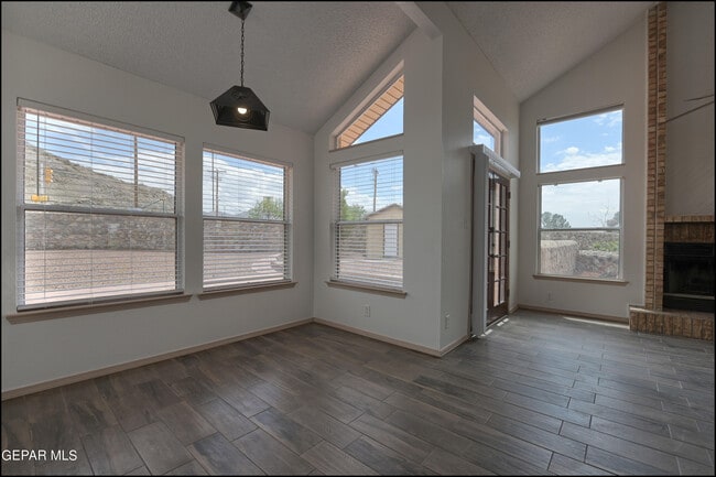 Building Photo - 894 Melville Ln
