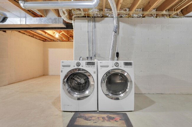 Building Photo - 3796 Village Club Dr