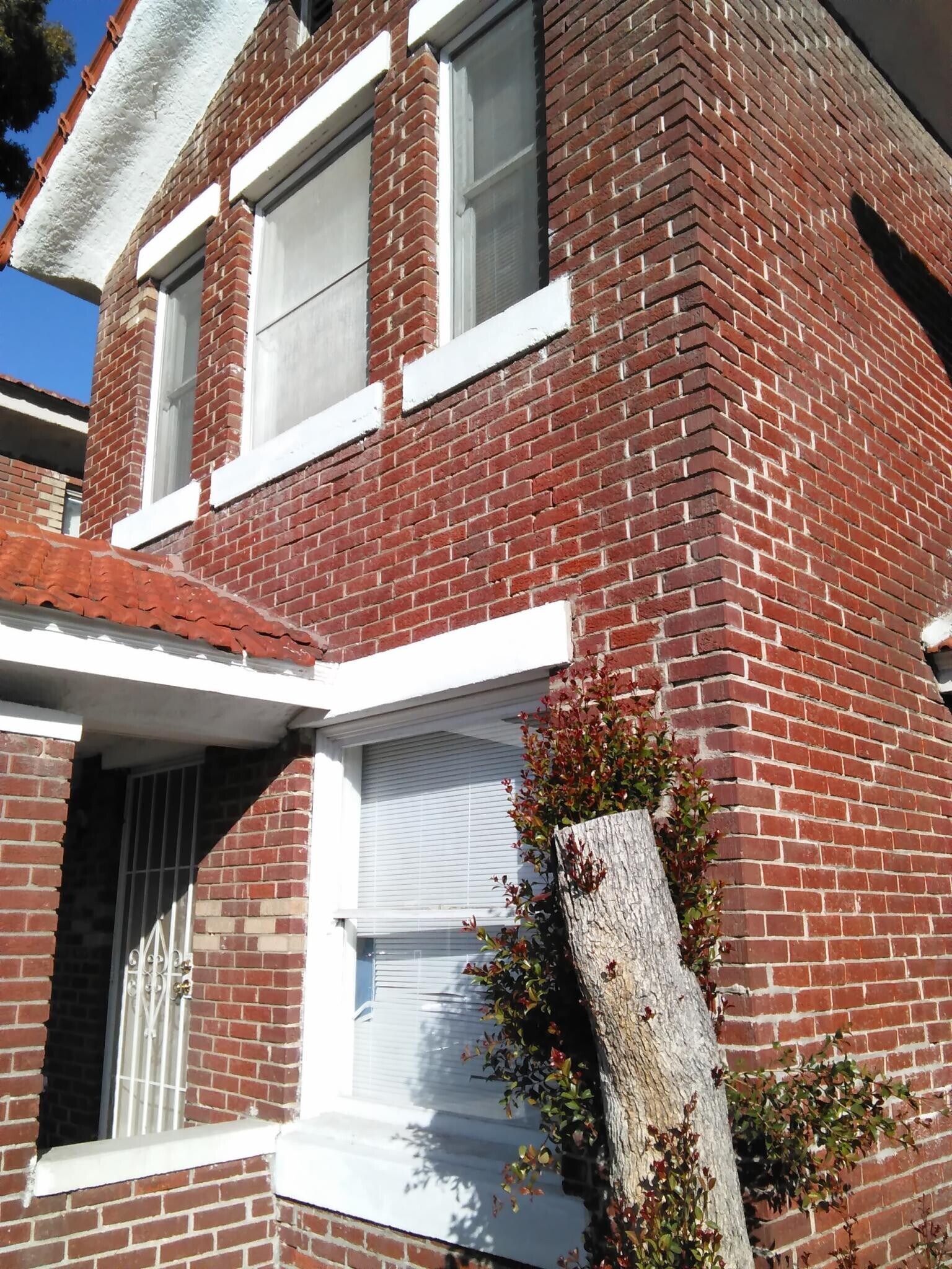 Building Photo - 2112 Earl Ave