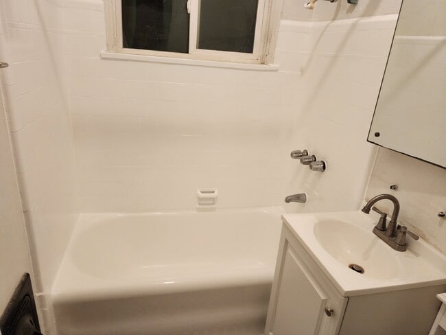 Building Photo - 126 N Almont Dr