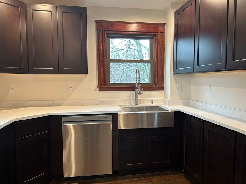 Building Photo - 215 Pearl St