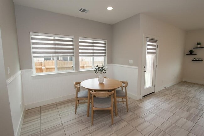 Building Photo - 131 Furlong Dr