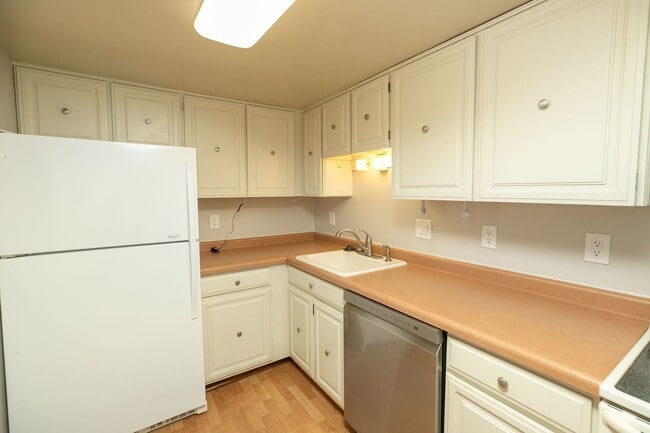Building Photo - FALL RENT SAVINGS! Unbeatable Views, Ample...