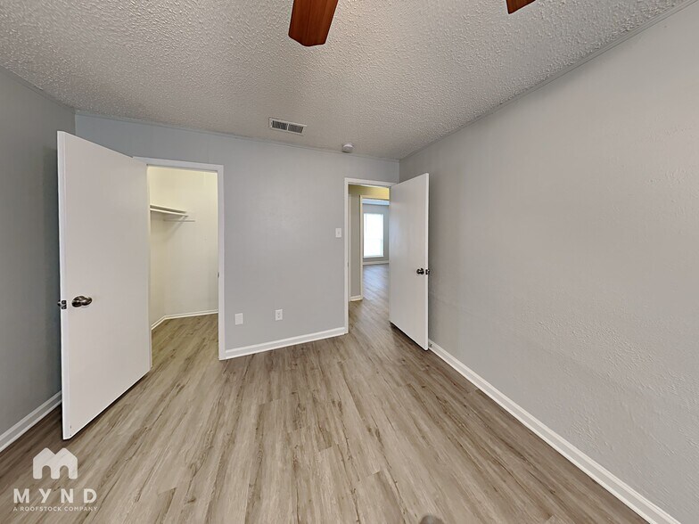Building Photo - 1203 Thannisch Ct