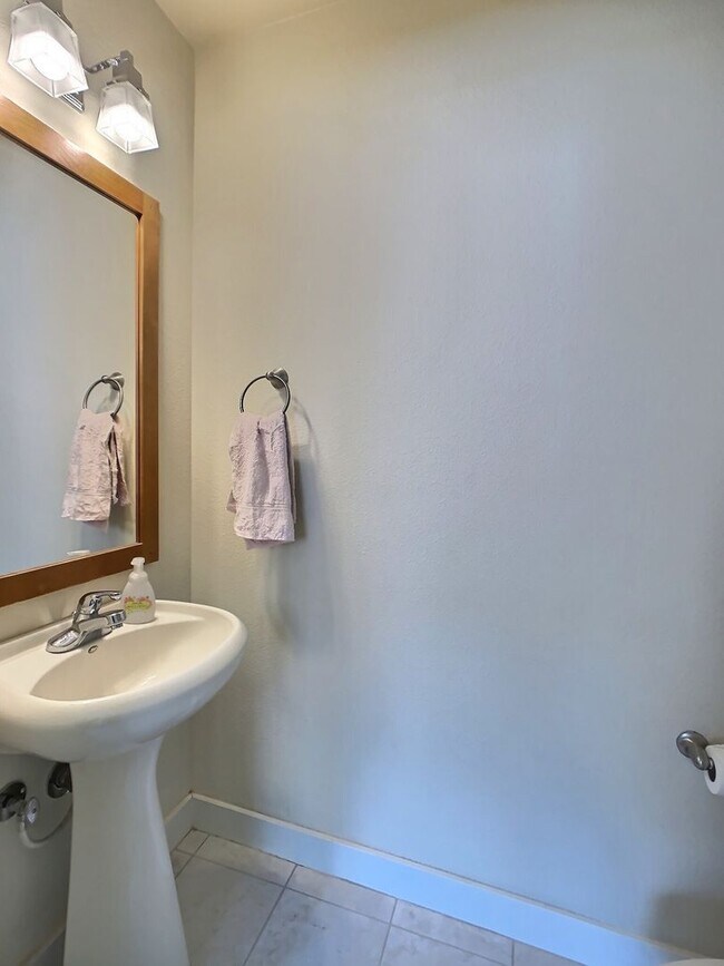 Building Photo - Ideally Located 3 Bedroom Townhouse with Cahill Park Views