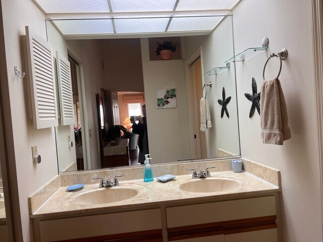 Building Photo - NEWLY LISTED 2BD/2BA/2CG Villa