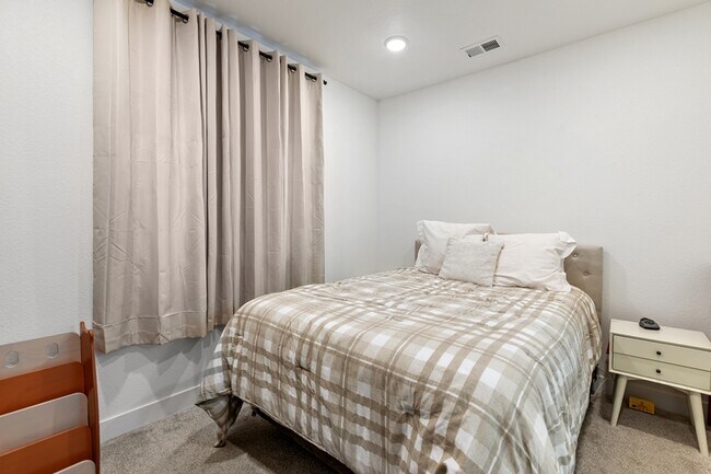 Building Photo - 4474 Peak Crst Vw