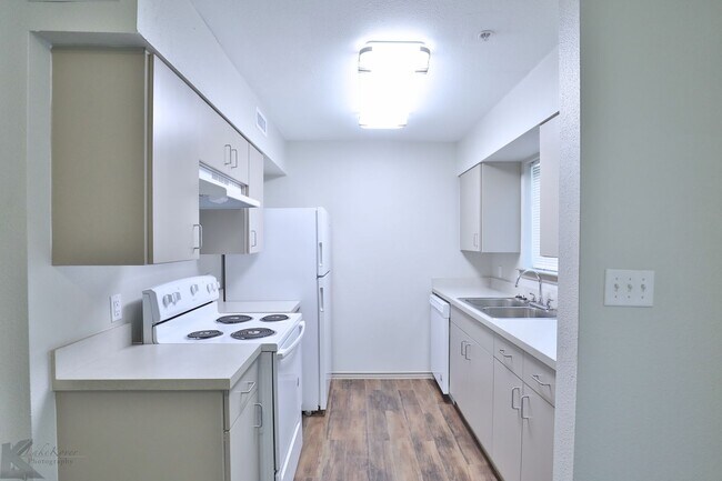 Building Photo - Newly Remodeled South Abilene Apartments!