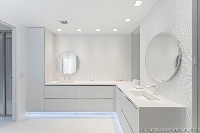 Building Photo - 5959 Collins Ave