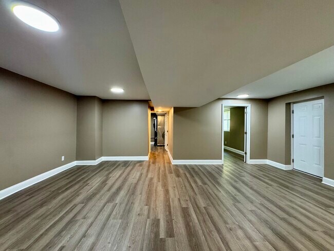 Building Photo - 2564 Millbrook Dr