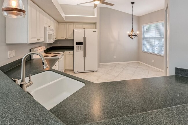 Building Photo - 2 BEDROOM CONDO AVAILABLE ASAP IN CALUSA BAY!!!