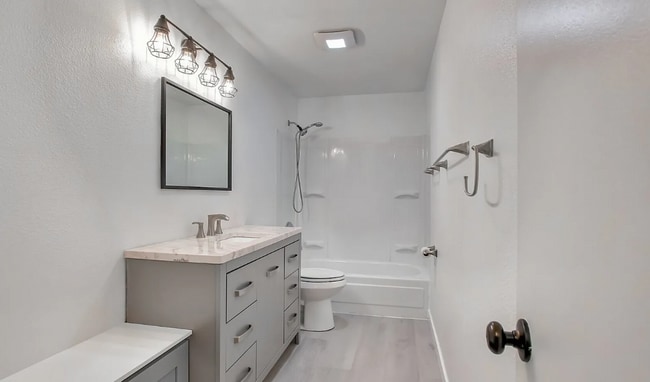 Building Photo - Fully Renovated AUBURN condo