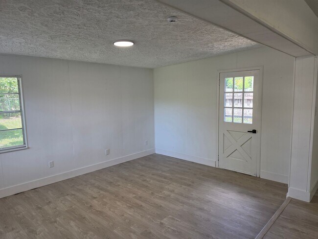 Building Photo - FOR RENT!!! SIMPLY STUNNING AND SPACIUS 3 BED 2 BATH SINGLE FAMILY HOME..