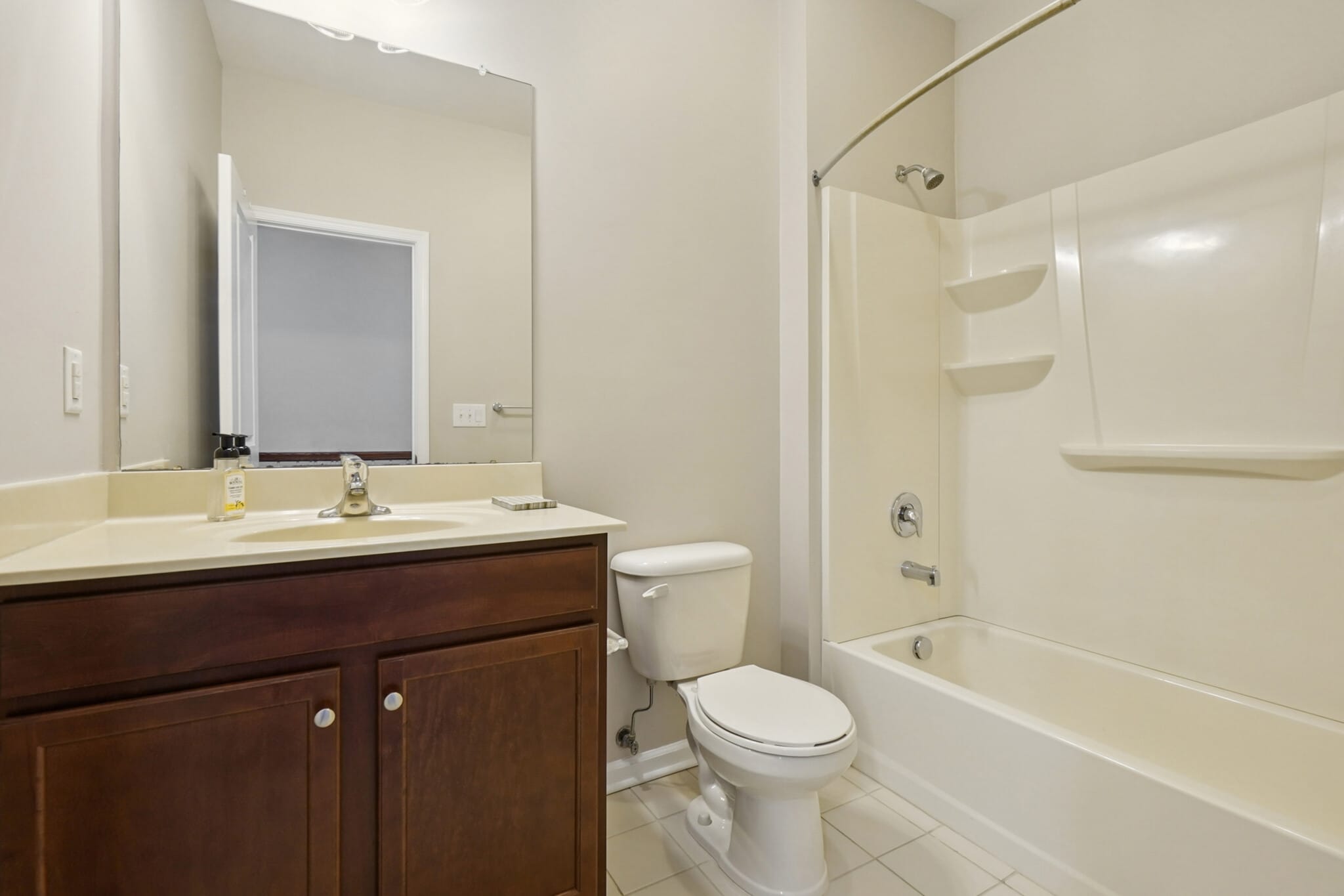 Hall Bath - 401 Waterview Ct