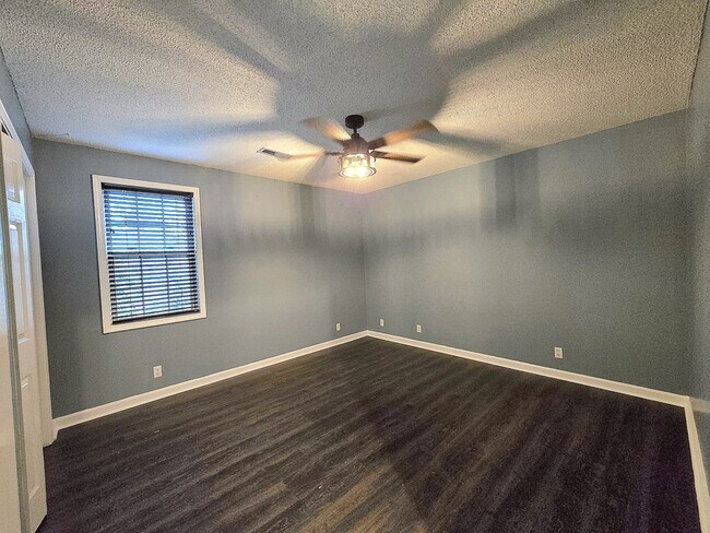 Building Photo - 160 Pinnacle Ct