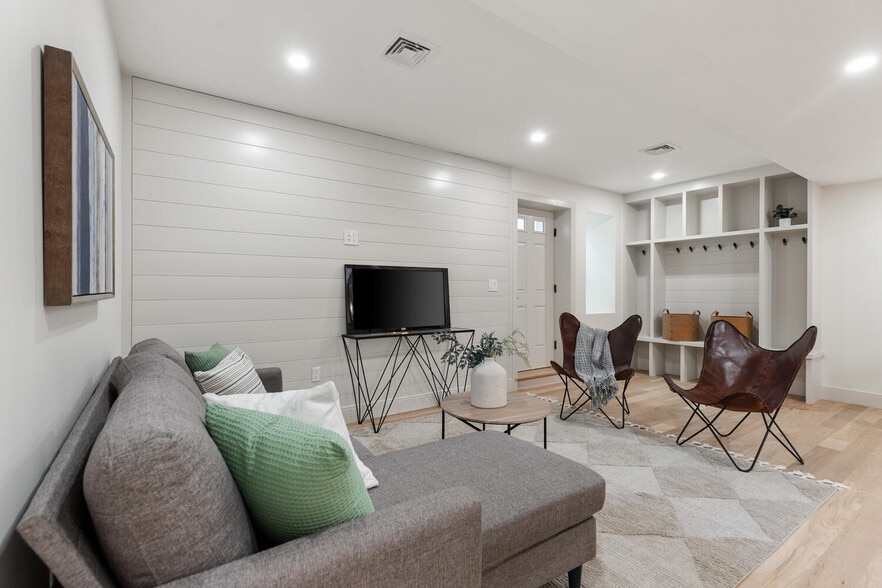 Building Photo - 8 Holly Ave